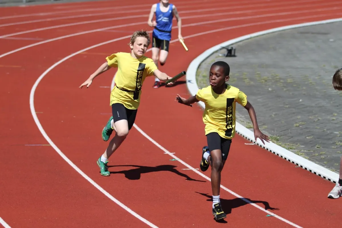 Kinderen die estafette rennen bij AV Sparta